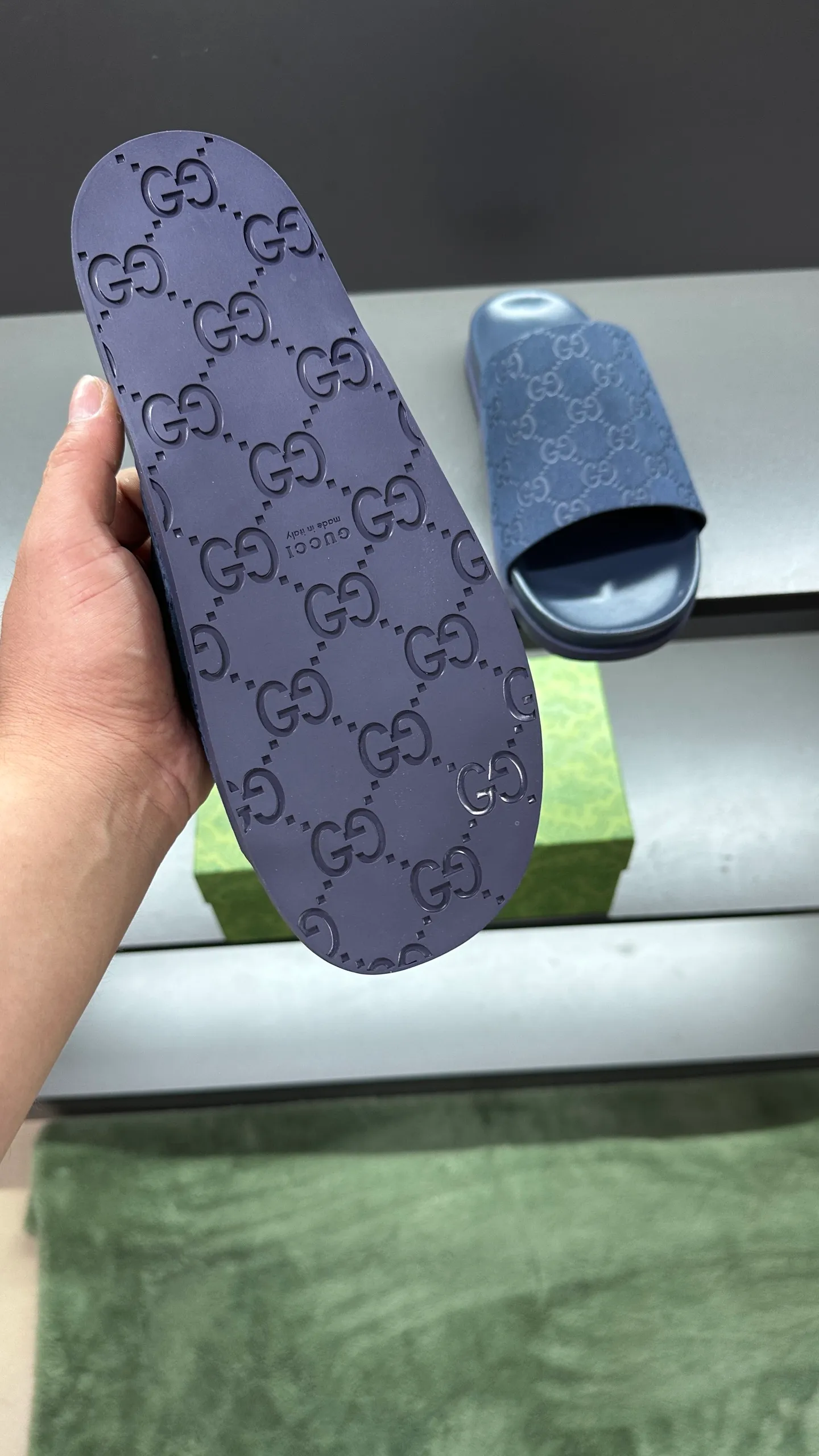 [G Home New Style] P: 300💰Men's size 39~45, (46. Customized) This slipper is made of GG polyester fiber and is decorated with a Gucci label on the front, which adds a striking logo feel to the style. "Gucci Made in Italy" stamped label Rubber sole Flat Made in Italy